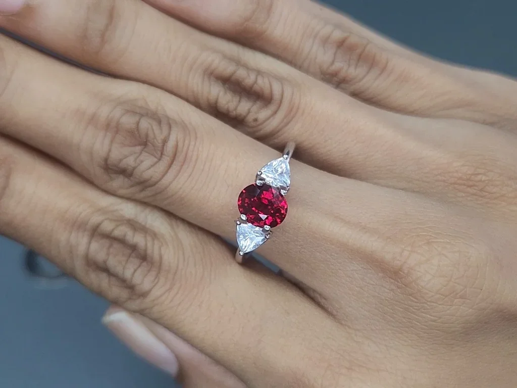 Rubí de sangre de paloma, talla ovalada, 1,23 carats, Mozambique Image №5