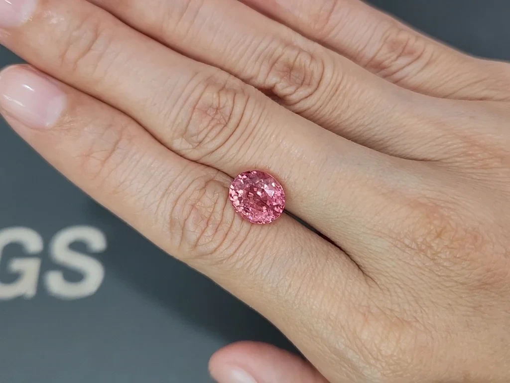 Espinela naranja-rosa de talla ovalada de 4,61 quilates, de Tanzania Image №2
