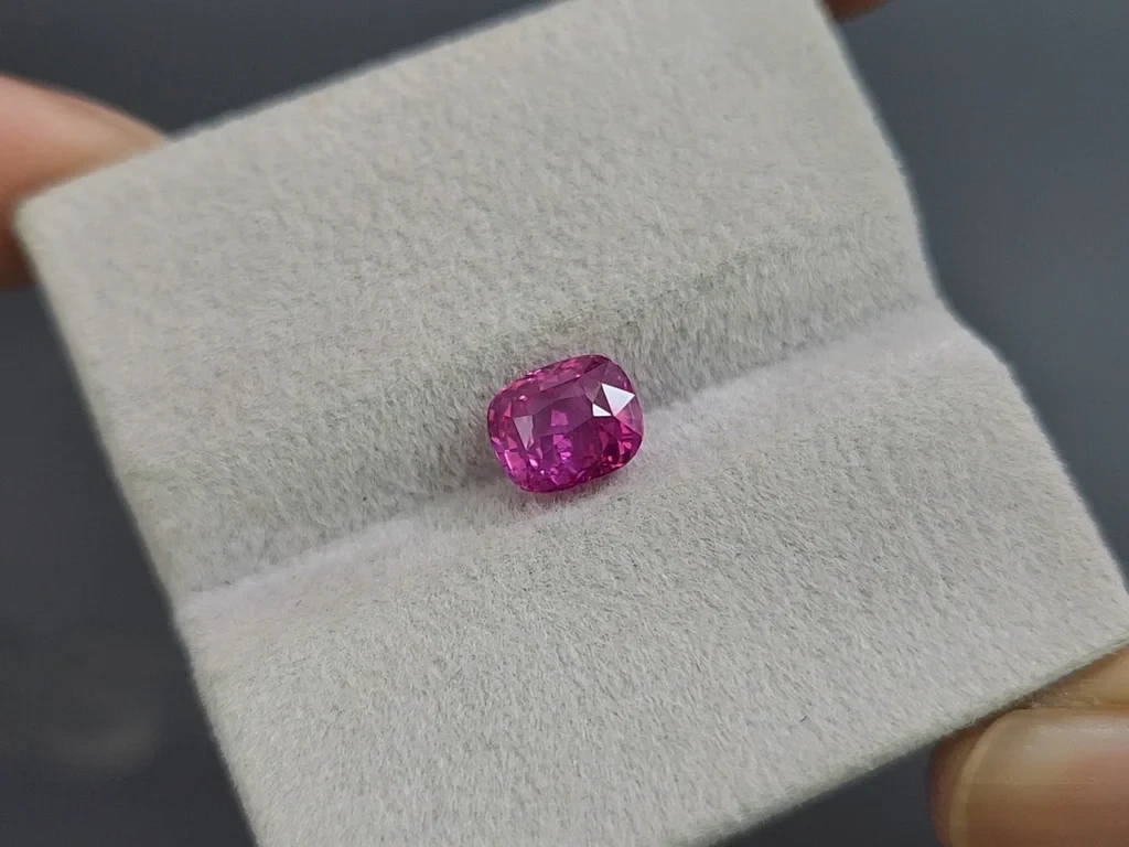 Saphir rose vif non chauffé, taille coussin, 2,02 carats, Sri Lanka  Image №4