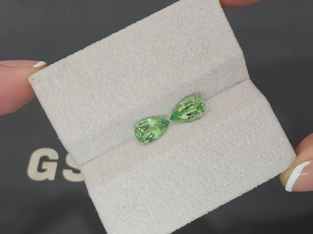 Paar tsavorite im birnen schliff, 1,78 karat, Afrika Image №4