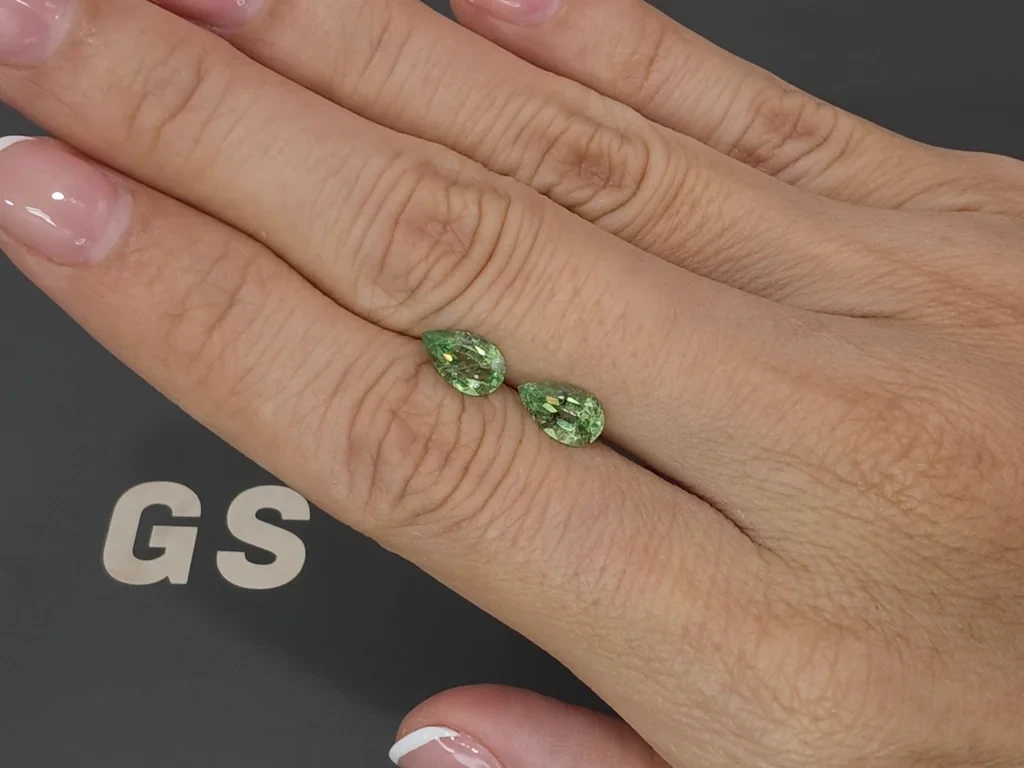 Paar tsavorite im birnen schliff, 1,78 karat, Afrika Image №2