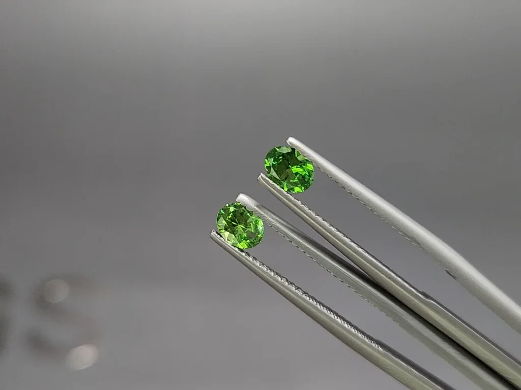 Une paire de grenats tsavorites de taille ovale 0,65 carats, Tanzanie Image №3