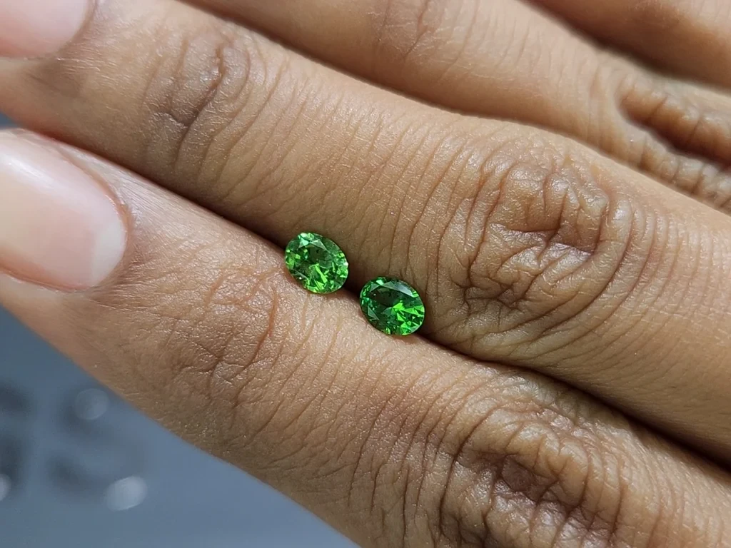 Une paire de grenats tsavorites de taille ovale 0,65 carats, Tanzanie Image №2