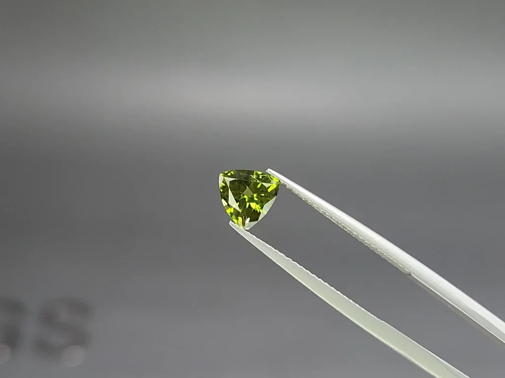 Grüner turmalin im trillion-schliff 1,18 karat, Tansania Image №3