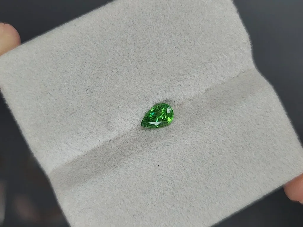 Granate tsavorita talla pera 0,42 quilates, Tanzania Image №4