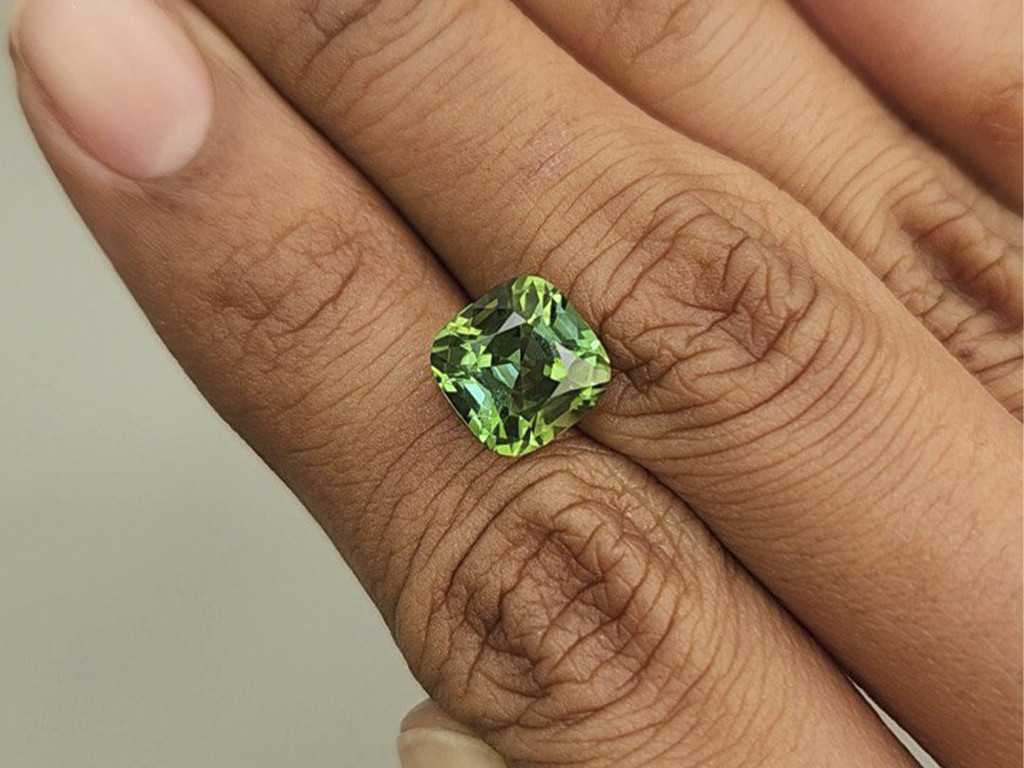 Tourmaline verte taille coussin, 3,37 carats, Nigéria Image №2