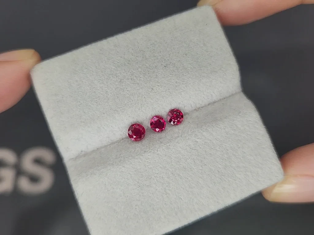 Satz taubenblutroter Rubine, kreisschliff, 0,73 karat, Mosambik Image №3