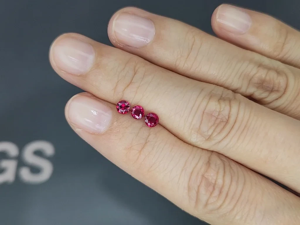 Satz taubenblutroter Rubine, kreisschliff, 0,73 karat, Mosambik Image №2