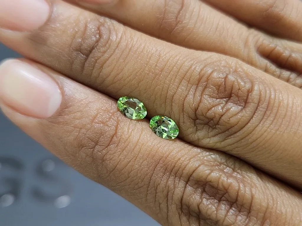 Une paire de grenats tsavorites de taille ovale 0,82 carats, Tanzanie Image №2