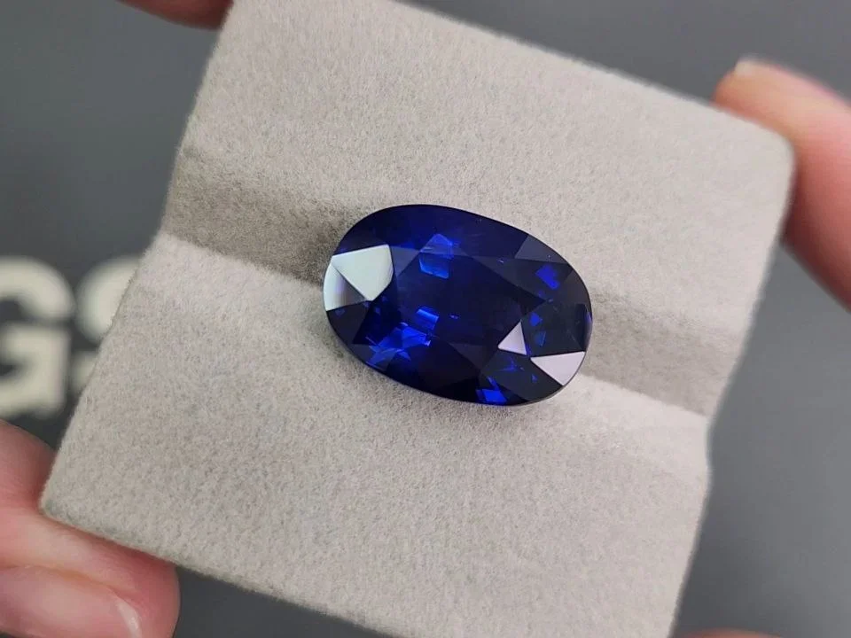 Saphir bleu intense Bleu Royal taille ovale 17,14 carats, Sri Lanka Image №4