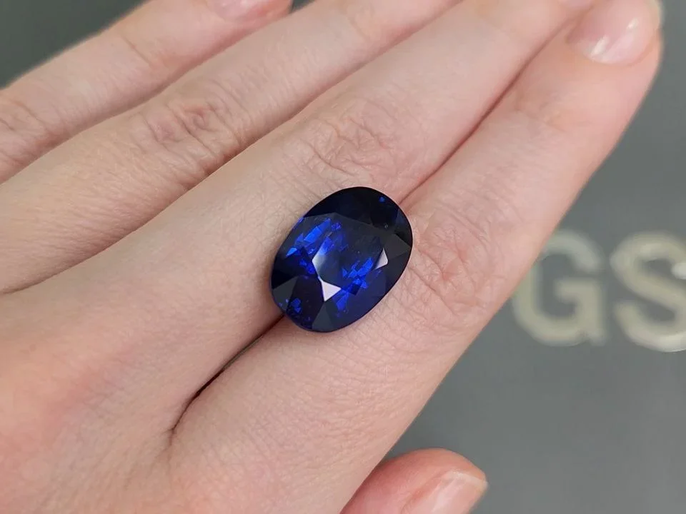 Saphir bleu intense Bleu Royal taille ovale 17,14 carats, Sri Lanka Image №2