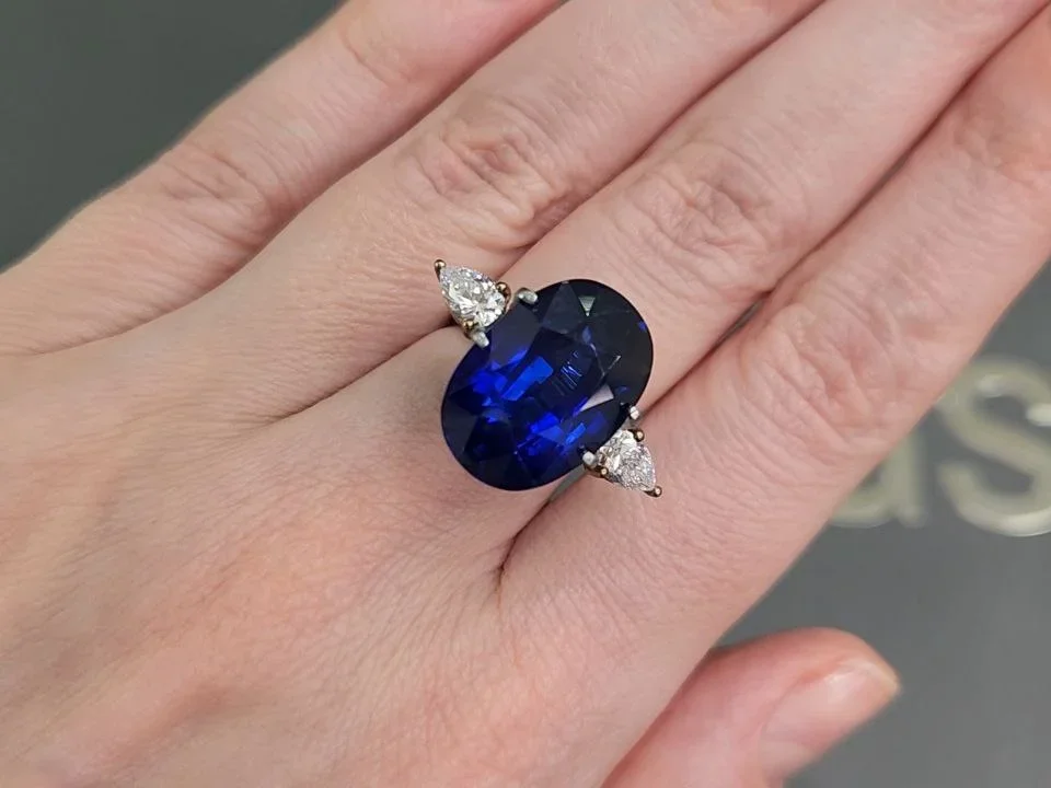 Saphir bleu intense Bleu Royal taille ovale 17,14 carats, Sri Lanka Image №5