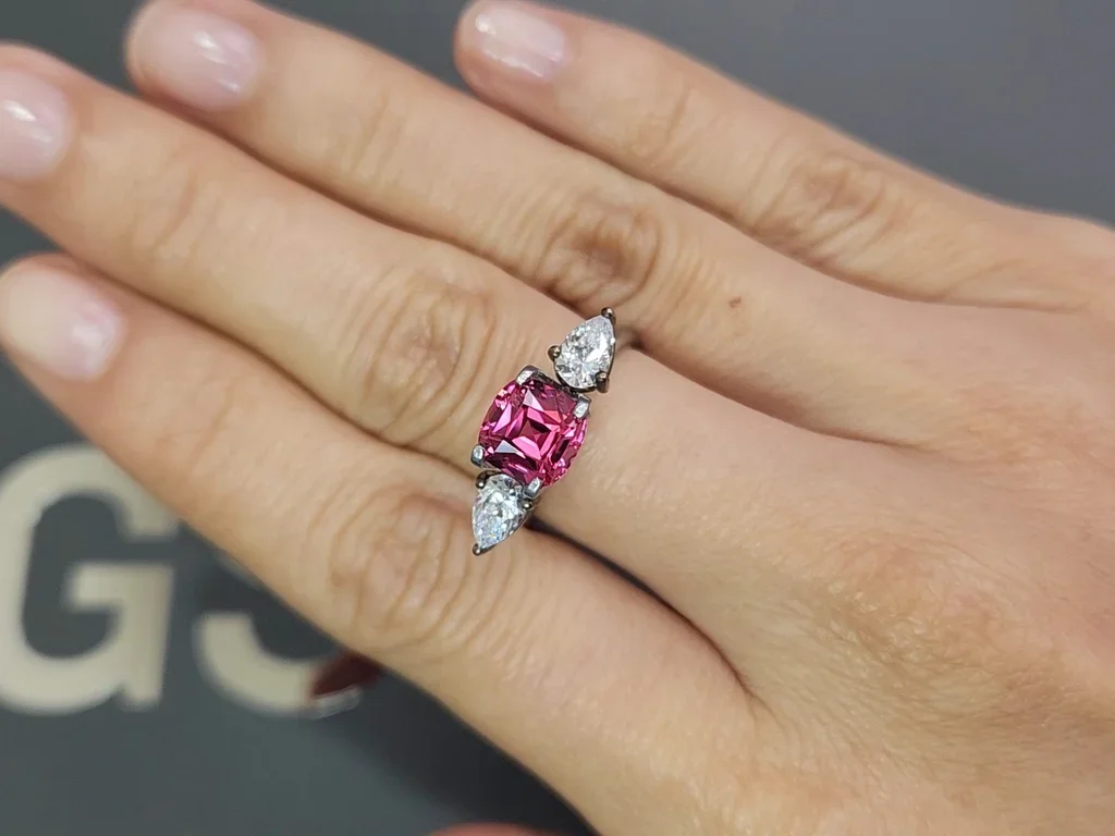 Spinelle Mahenge taille coussin rose vif 2,37 carats, Tanzanie Image №5
