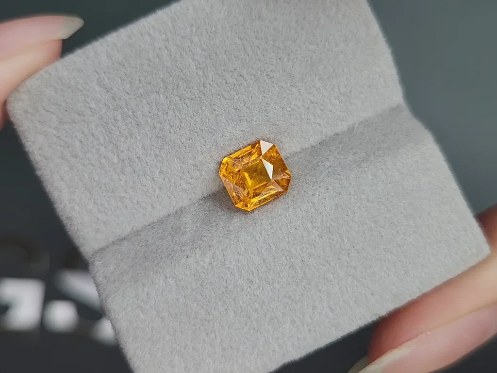 Granate espesartina color fanta talla octogonal 1,77 carats, África Image №4