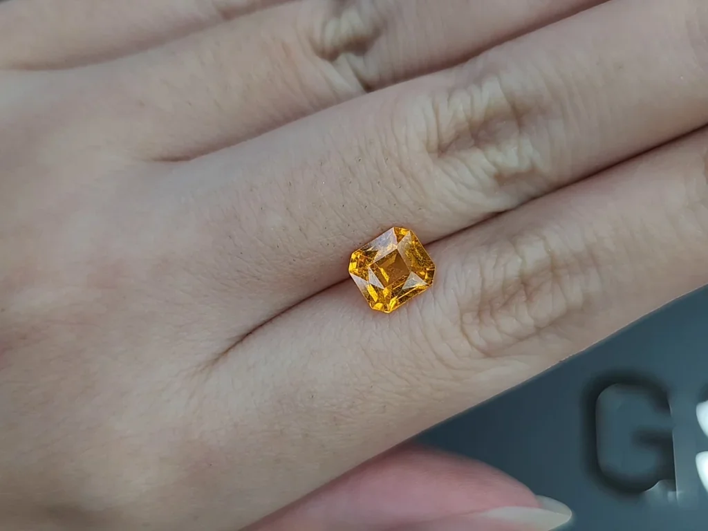 Granate espesartina color fanta talla octogonal 1,77 carats, África Image №2