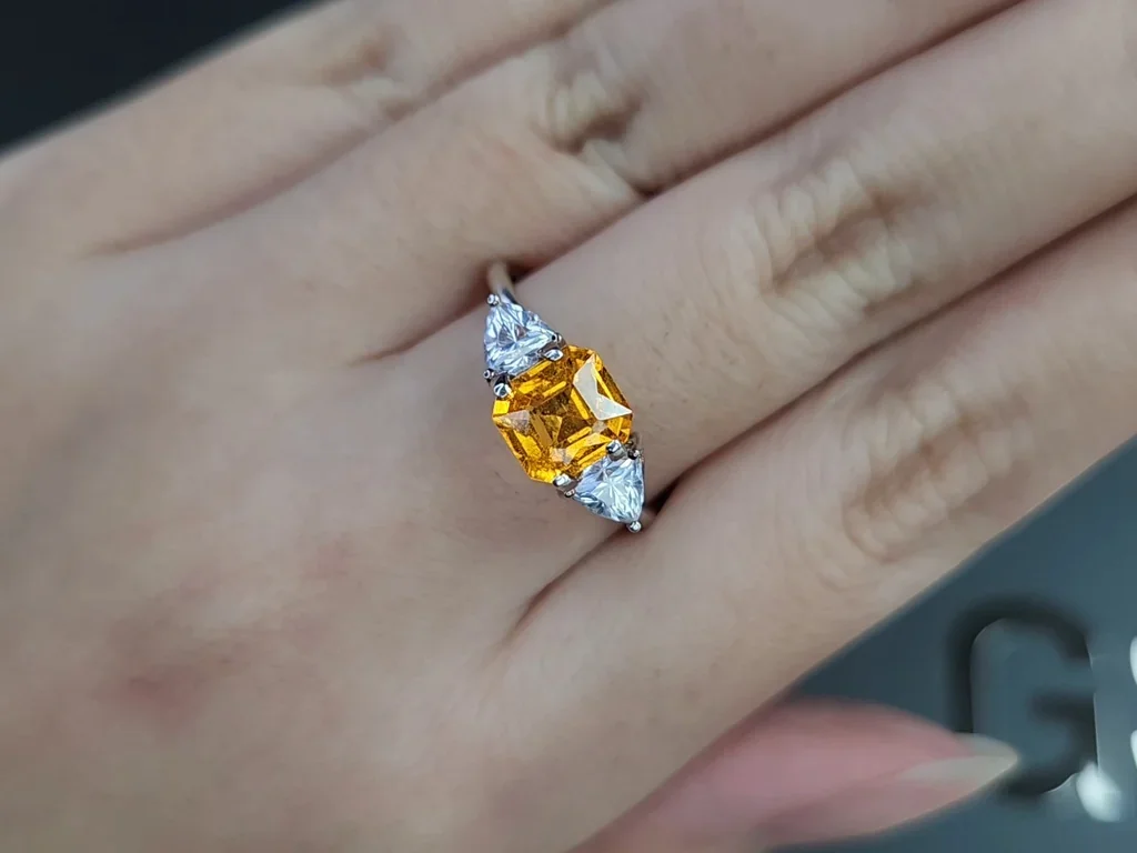 Granate espesartina color fanta talla octogonal 1,77 carats, África Image №5