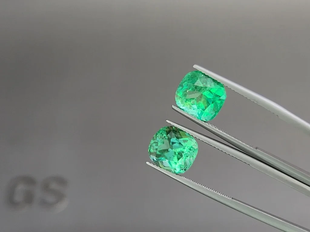 Pair of Intense Green emeralds in cushion cut 9.34 carats, Colombia Image №3