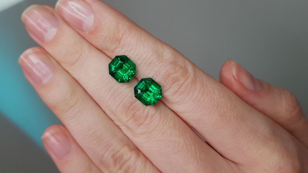 Pair of unique Muzo Green GRS-type "Mariposa" Colombian emeralds in octagon cut 5.04 ct Image №2