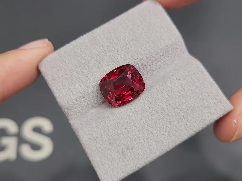 Unique Vietnamese vivid vibrant red spinel in cushion cut 6.69 carats Image №4