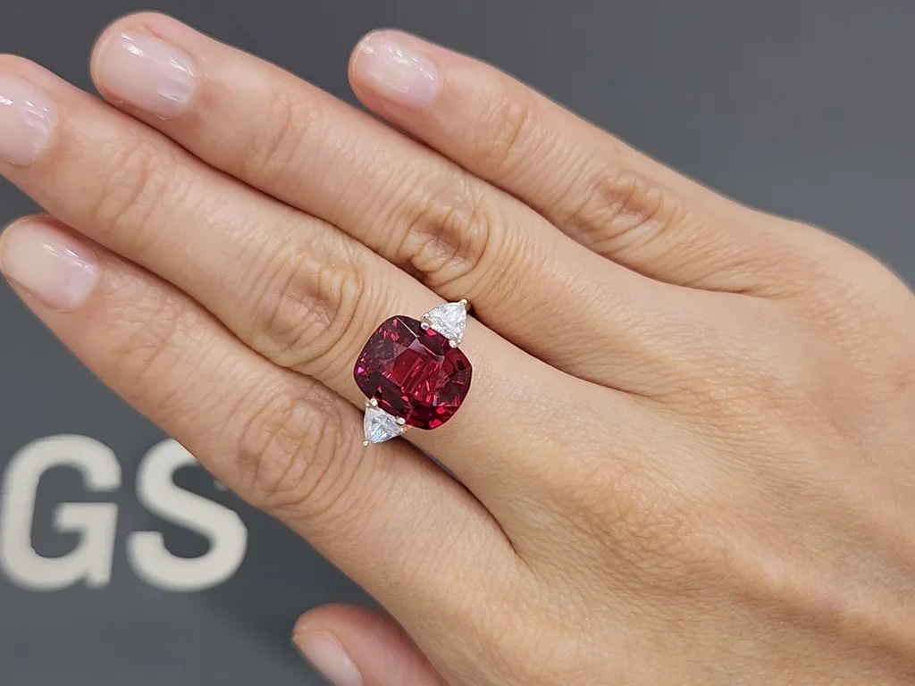 Unique Vietnamese vivid vibrant red spinel in cushion cut 6.69 carats Image №5