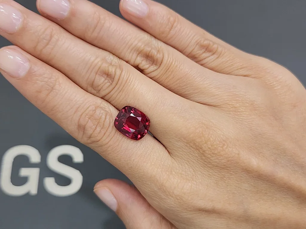 Unique Vietnamese vivid vibrant red spinel in cushion cut 6.69 carats Image №2