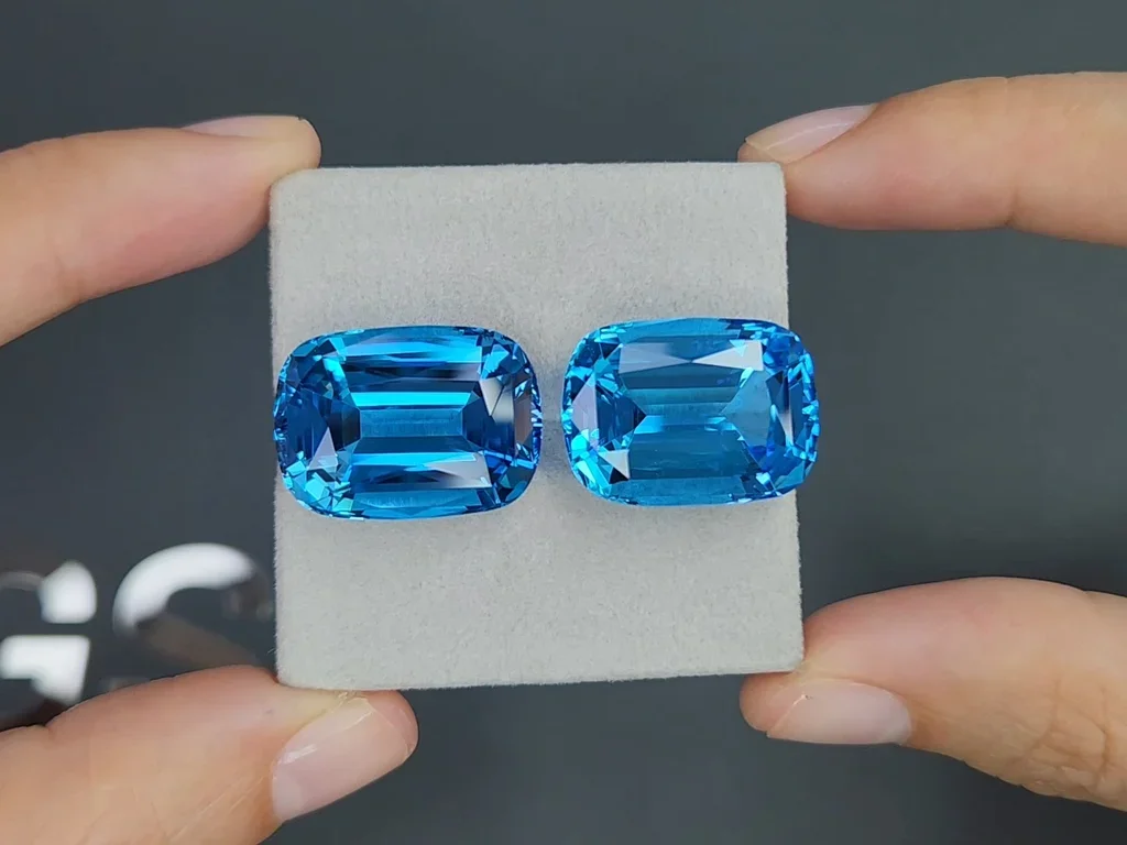 Par de grandes topacios azules brillantes (azul suizo) talla cojín 49,48 quilates, Brasil  Image №4