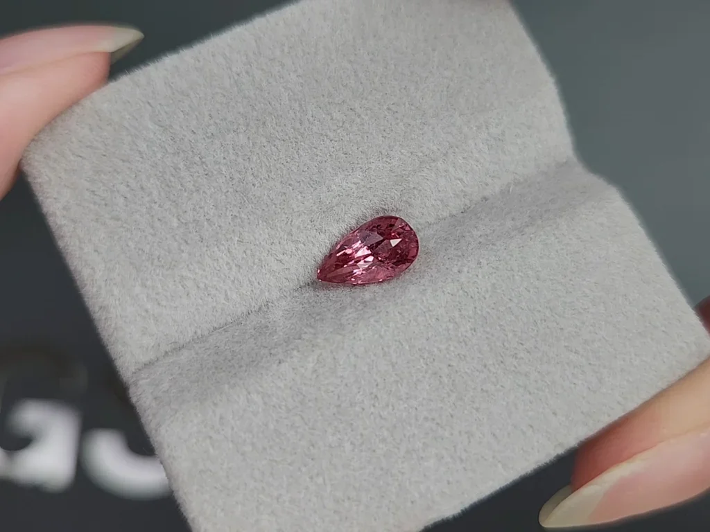 Espinela mahenge de color rosa intenso talla pera de 1,05 carats, Tanzania  Image №4