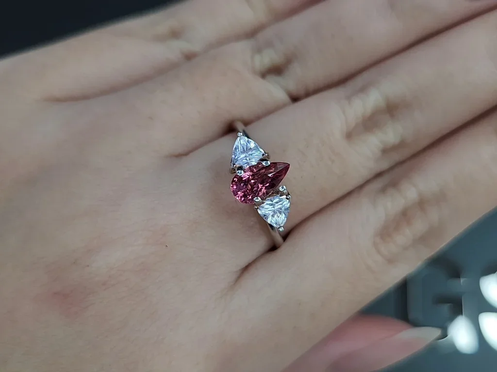 Espinela mahenge de color rosa intenso talla pera de 1,05 carats, Tanzania  Image №5