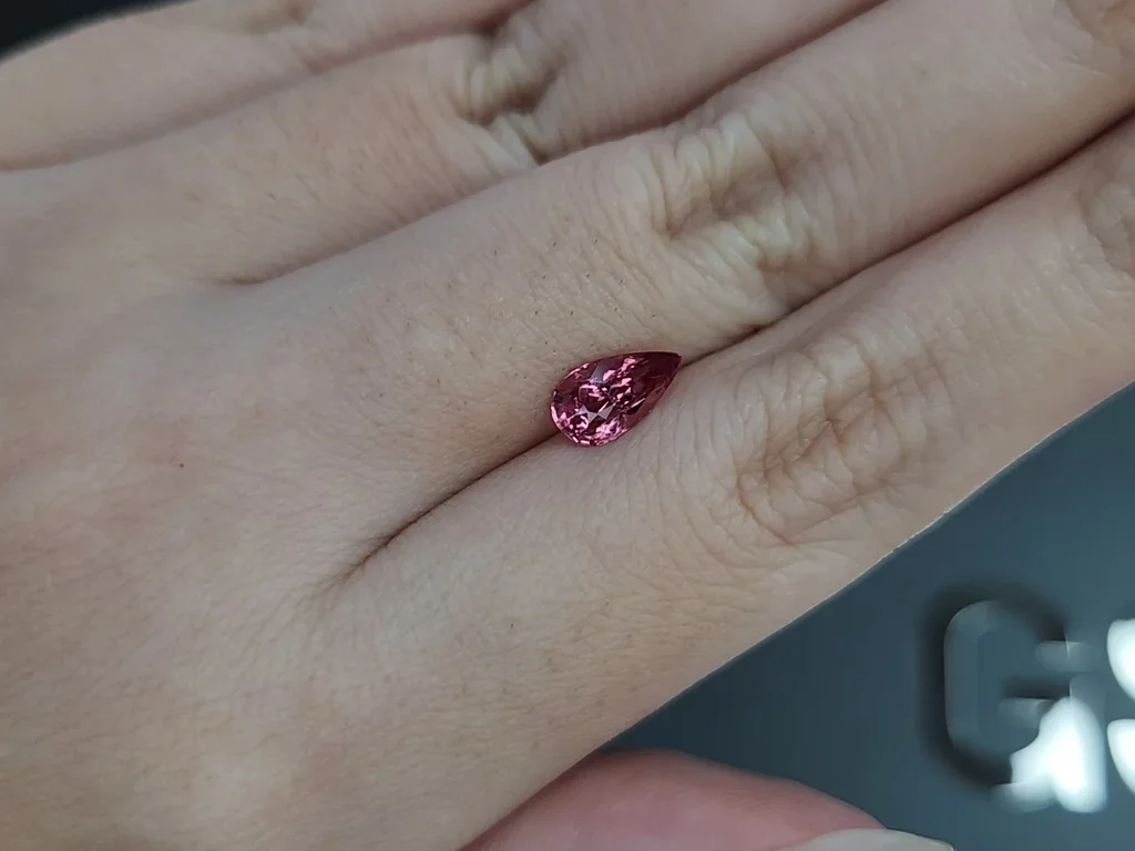 Espinela mahenge de color rosa intenso talla pera de 1,05 carats, Tanzania  Image №2
