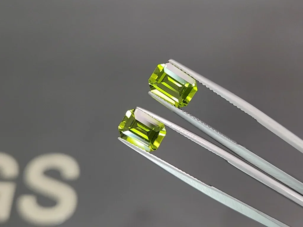 Par de peridotos de talla octogonal de 4,94 carats, de Burma Image №3