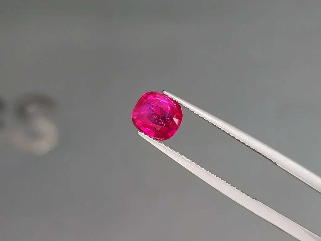 Rubis taille coussin non chauffé 2,51 carats, Mozambique  Image №3