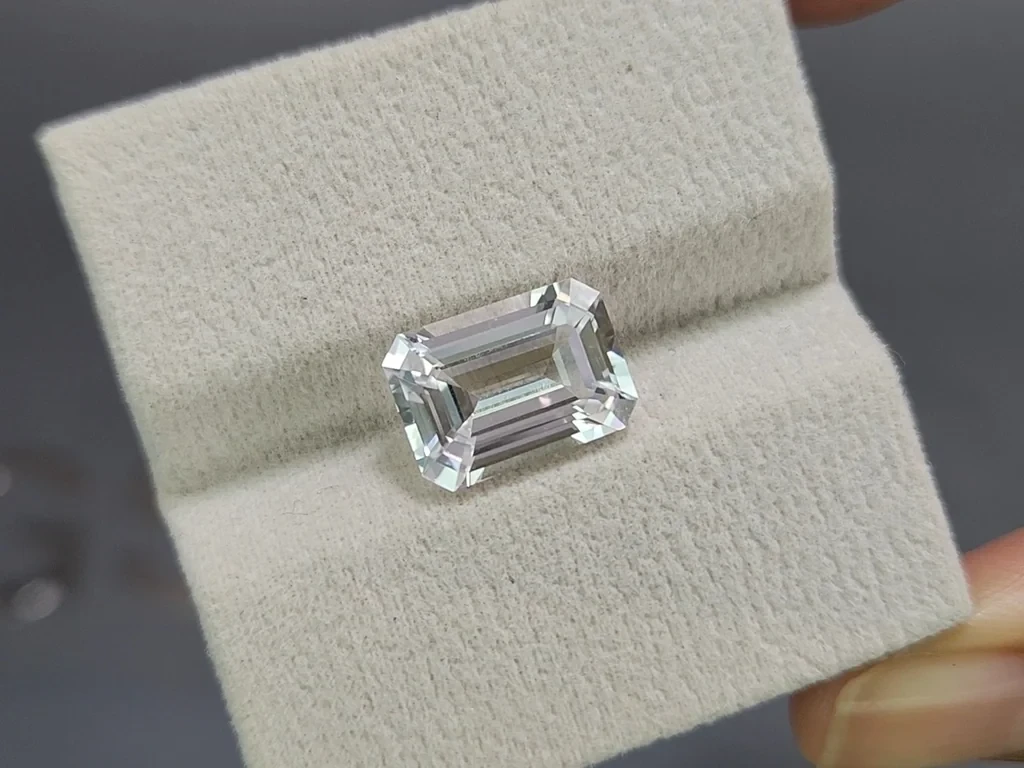 Kunzite light green octagon cut 5.45 carats, Pakistan Image №4