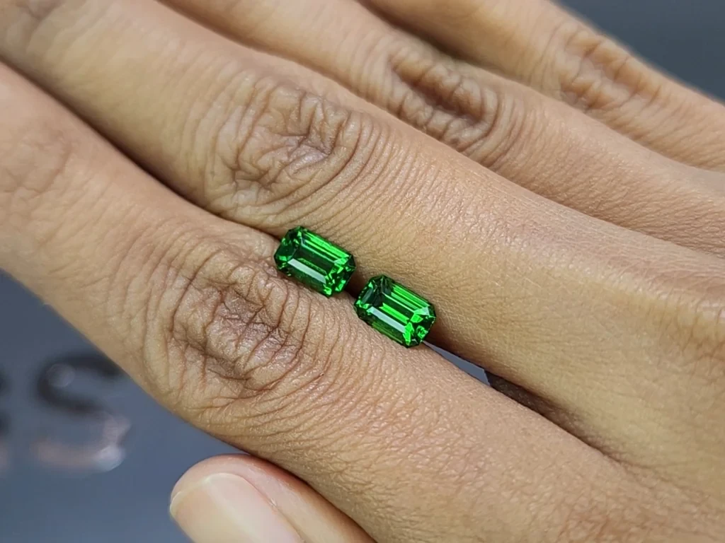 Pair of tsavorites octagon cut  2.18 carats, Tanzania Image №2