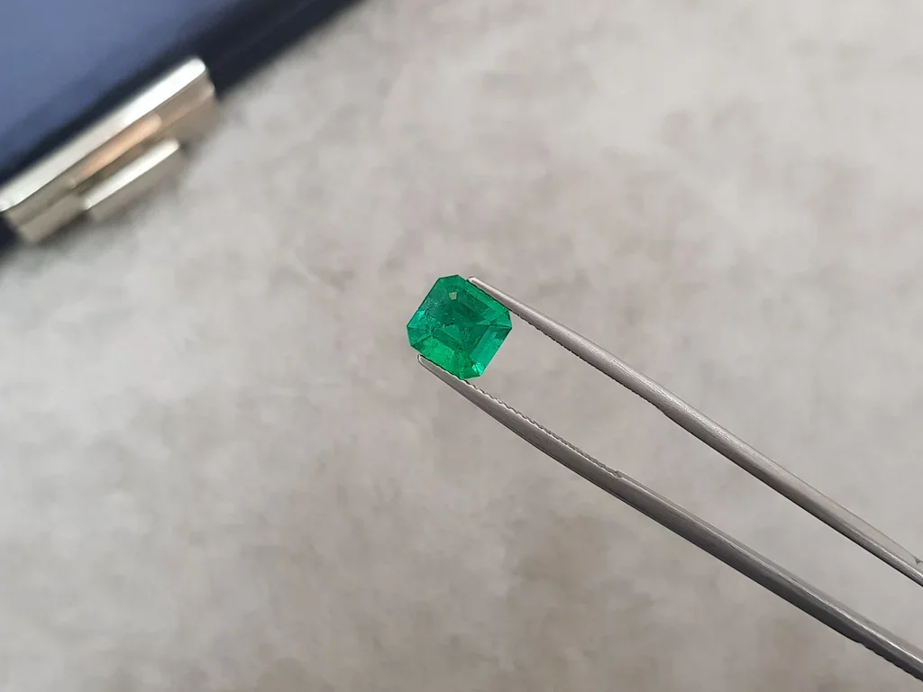 Intense "Muzo Green" emerald octagon cut 2.15 ct, Colombia Image №3