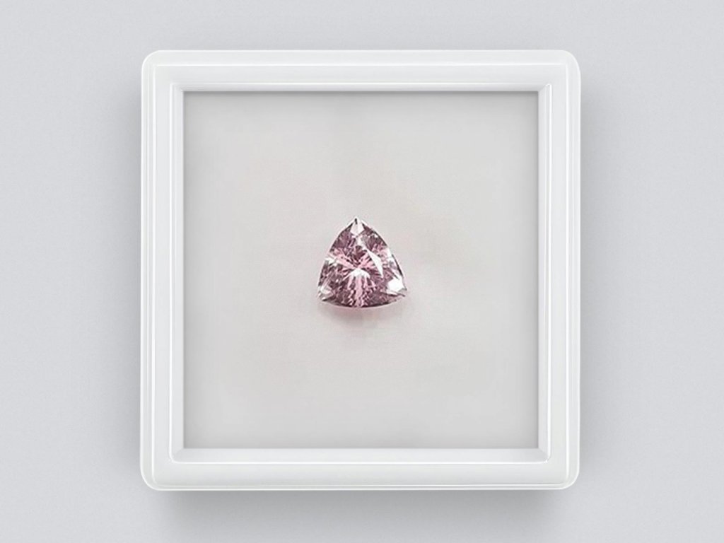 Morganite taillée en trillions 1,16 carats, Afrique Image №1