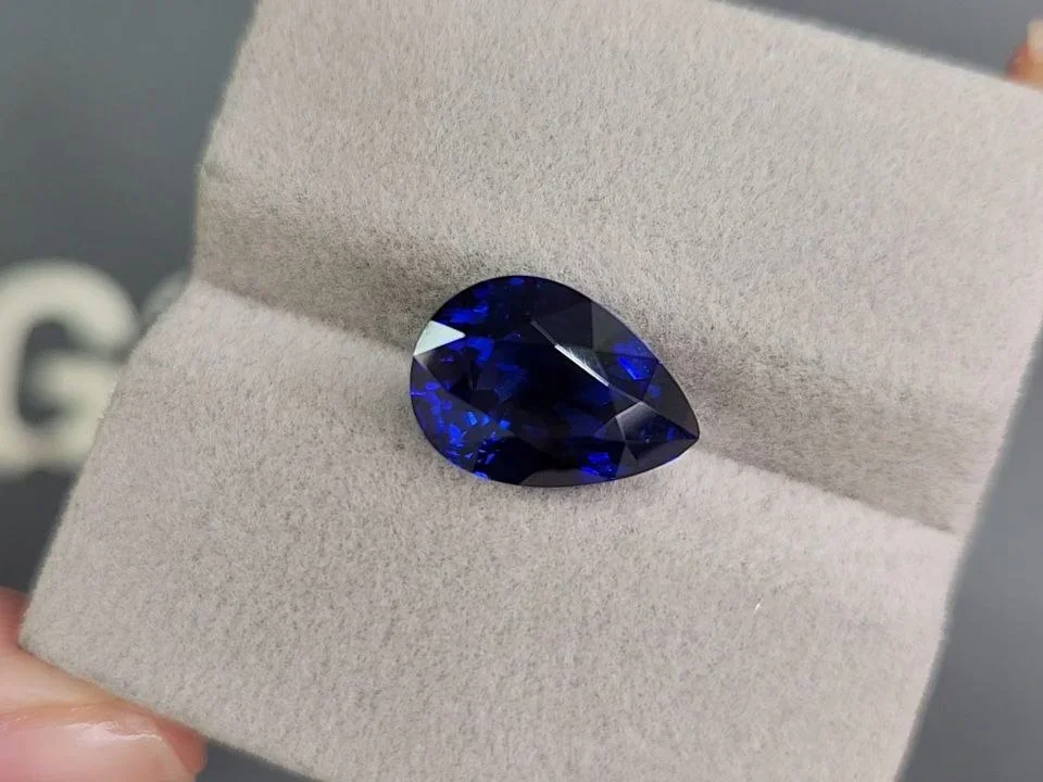 Saphir Bleu Royal bleu intense taille poire 7,76 carats, Sri Lanka Image №4