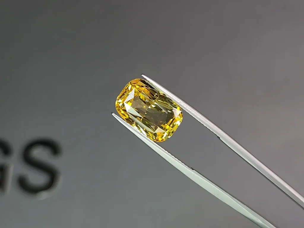 Untreated Golden yellow sapphire in cushion cut 8.78 carats, Sri Lanka Image №3