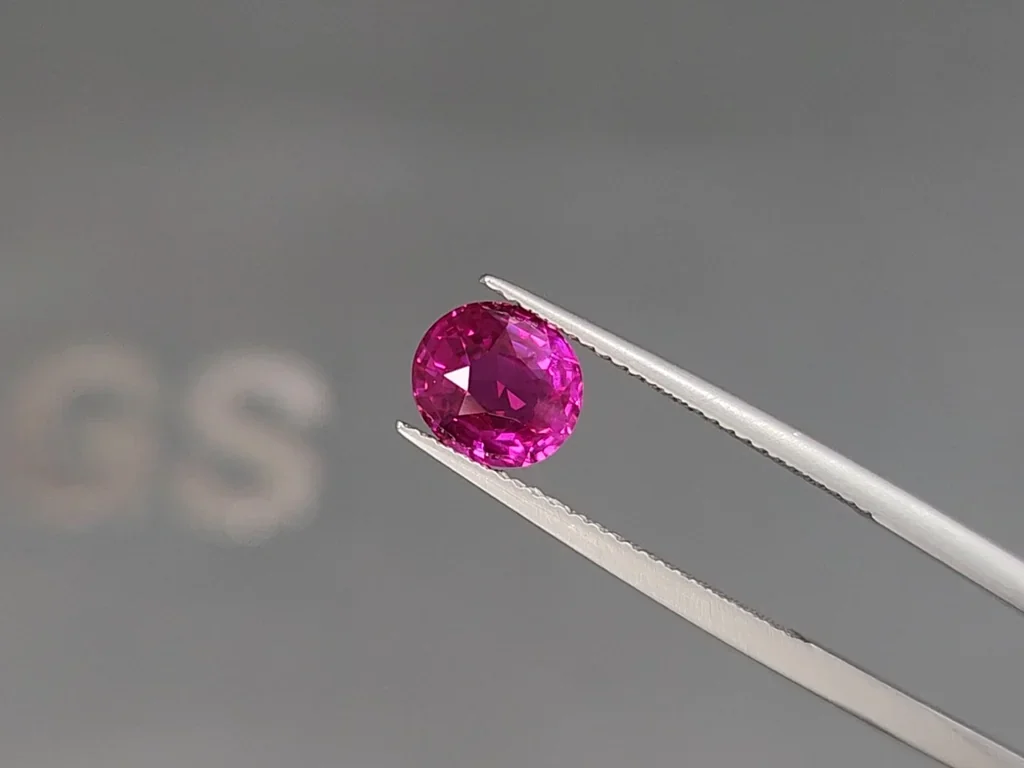 Zafiro ovalado rosa intenso sin calentar de 2,05 carats, Madagascar Image №3