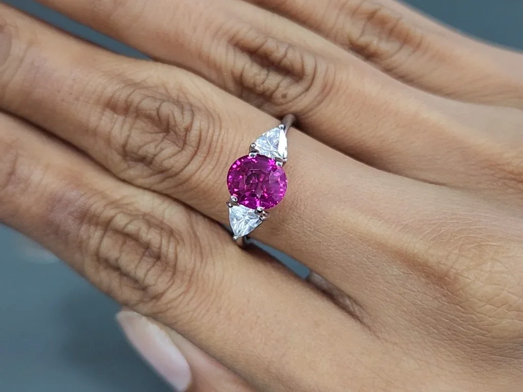 Zafiro ovalado rosa intenso sin calentar de 2,05 carats, Madagascar Image №5