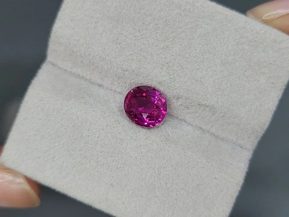 Zafiro ovalado rosa intenso sin calentar de 2,05 carats, Madagascar Image №4