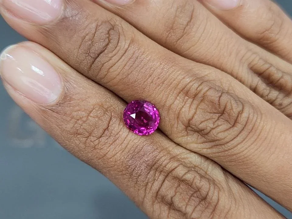 Zafiro ovalado rosa intenso sin calentar de 2,05 carats, Madagascar Image №2