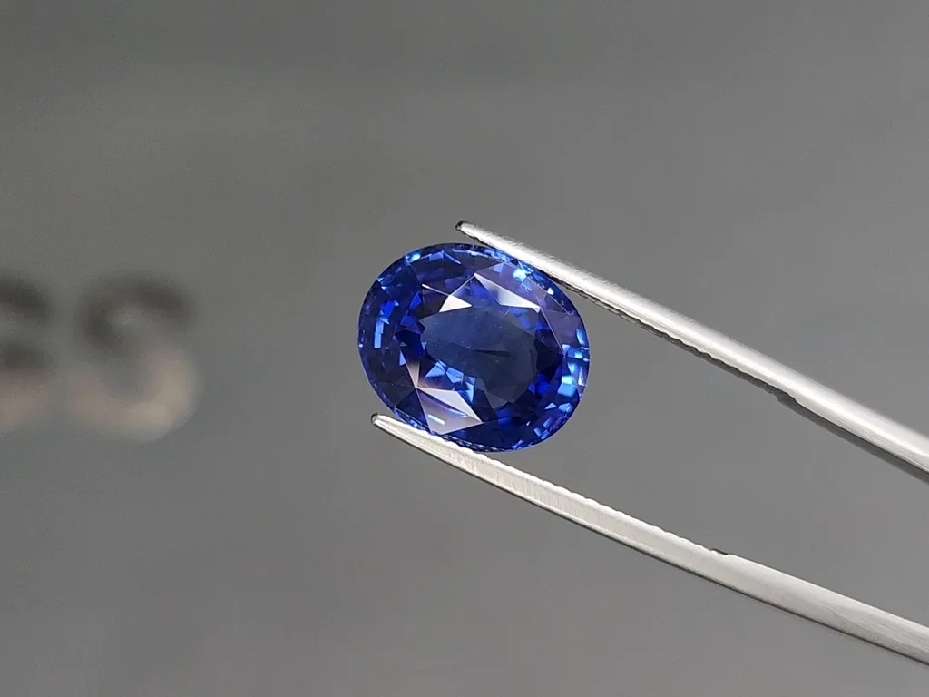 Saphir bleu royal taille ovale 7,02 carats, Sri Lanka  Image №3