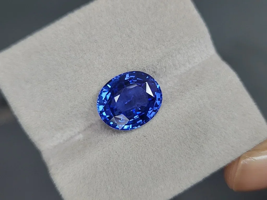 Saphir bleu royal taille ovale 7,02 carats, Sri Lanka  Image №4