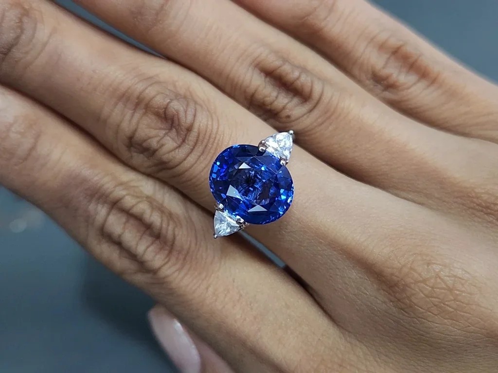 Saphir bleu royal taille ovale 7,02 carats, Sri Lanka  Image №5