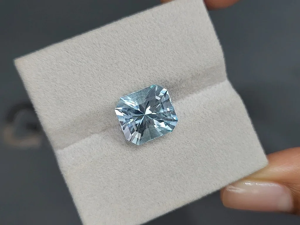 Apatita azul de corte radiante de 6,95 carats, de Brasil Image №4