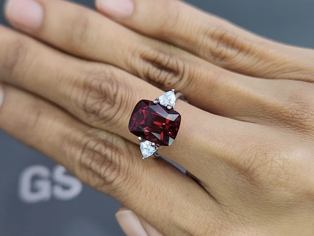Spinel Intense red cushion cut 6.82 carats Vietnam Image №5