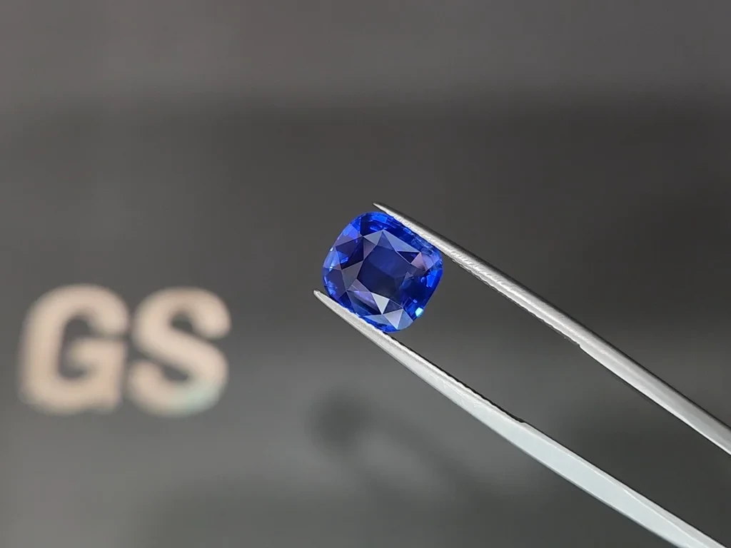 Lot #3. Royal Blue sapphire in cushion cut 4.02 carats, Sri Lanka Image №3