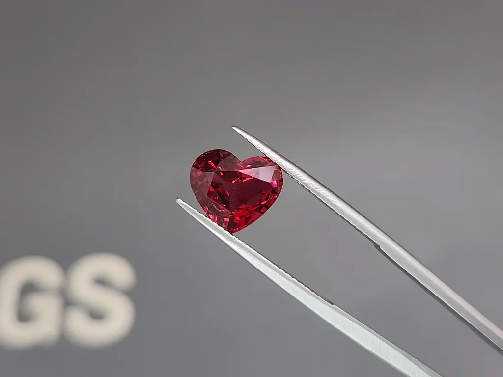 Spinelle rare, rouge vif et vif, taille cœur, 4,15 carats, Vietnam  Image №3