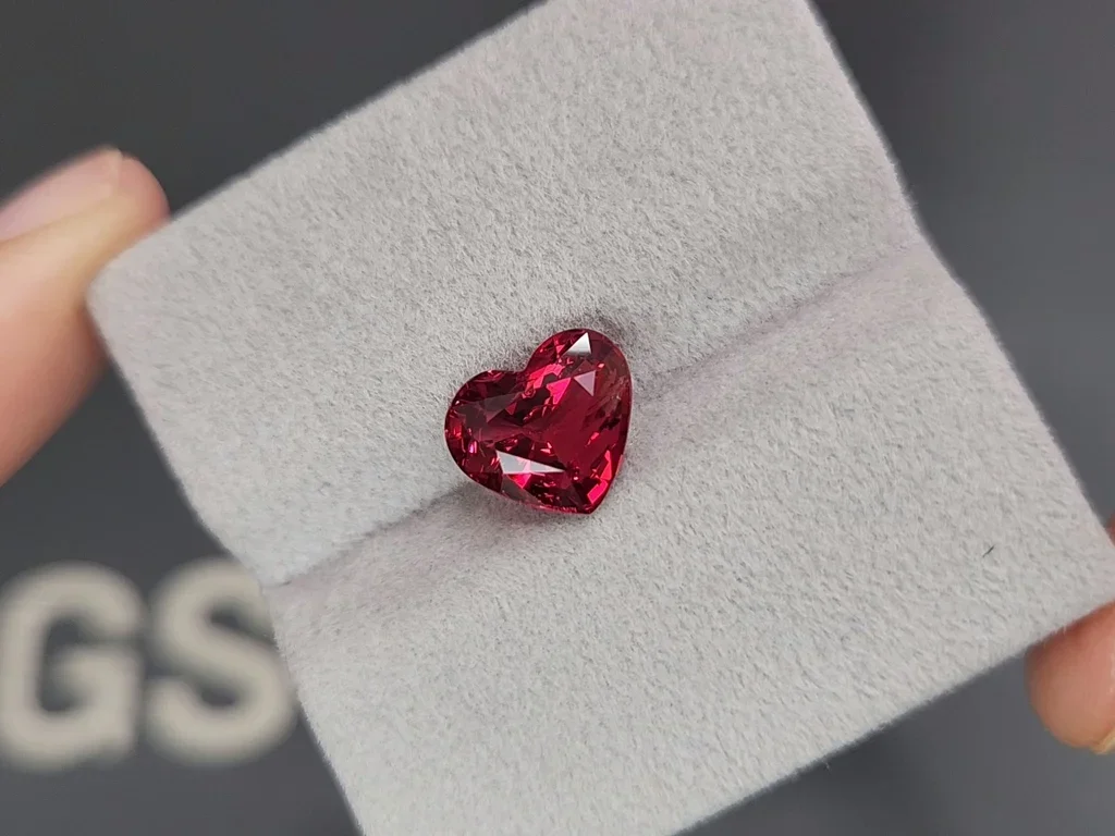 Spinelle rare, rouge vif et vif, taille cœur, 4,15 carats, Vietnam  Image №4