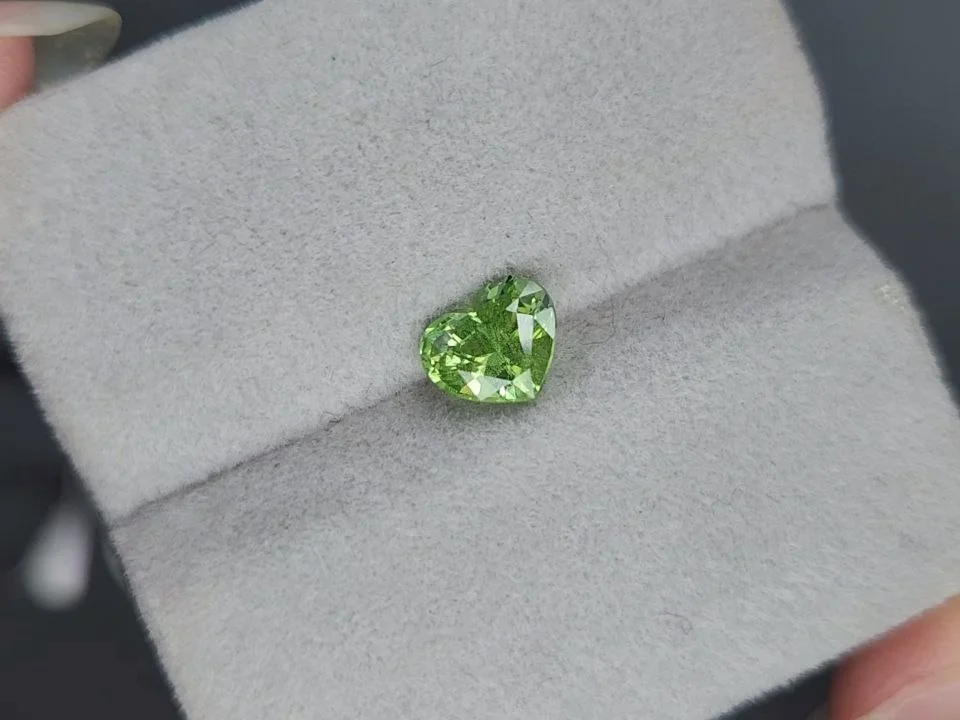 Tsavorita talla corazón verde 1,52 quilates, Tanzania Image №4